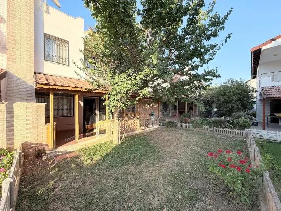 Freistehend mit Garten, 3+1 Villa, In Gümüldür am Meer, zu verkaufen.
