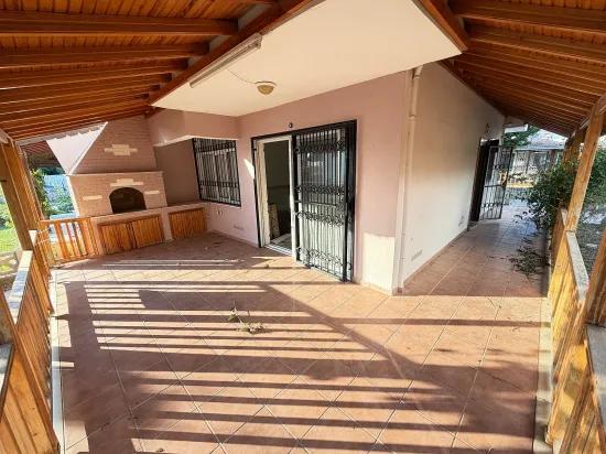 Freistehend mit Garten, 3+1 Villa, In Gümüldür am Meer, zu verkaufen.