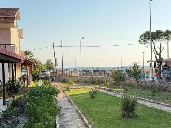 Freistehend mit Garten, 3+1 Villa, In Gümüldür am Meer, zu verkaufen.