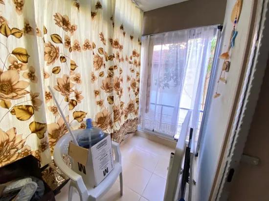 Im Zentrum von Ürkmez Erdgeschoss 2 + 1 voll möblierte Wohnung
