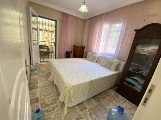 Im Zentrum von Ürkmez Erdgeschoss 2 + 1 voll möblierte Wohnung