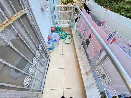 Im Zentrum von Ürkmez Erdgeschoss 2 + 1 voll möblierte Wohnung