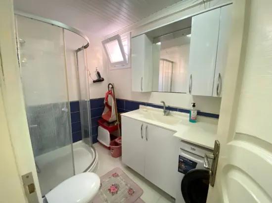 Im Zentrum von Ürkmez Erdgeschoss 2 + 1 voll möblierte Wohnung