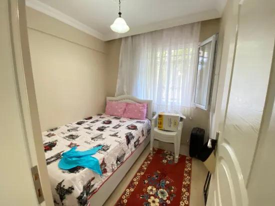Im Zentrum von Ürkmez Erdgeschoss 2 + 1 voll möblierte Wohnung