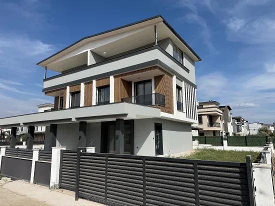 Seferihisar Doğanbey – Zu verkaufen neue 3+1 Duplex Villa – Großzügiger Garten