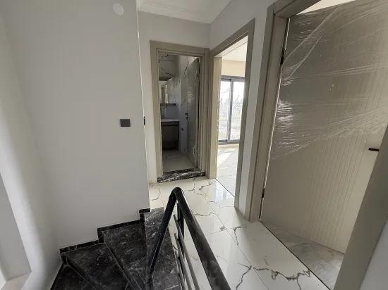 Seferihisar Doğanbey – Zu verkaufen neue 3+1 Duplex Villa – Großzügiger Garten