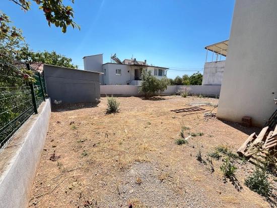 Freistehende Villa Mit 3 Schlafzimmern Und Einem Zusätzlichen Zimmer (Elternschlafzimmer) Auf Einem 390 M² Großen Garten In Seferihisar Doganbey Zu Verkaufen