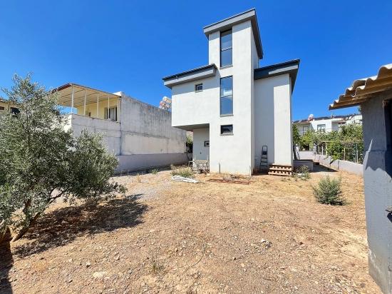 Freistehende Villa Mit 3 Schlafzimmern Und Einem Zusätzlichen Zimmer (elternschlafzimmer) Auf Einem 390 M² Großen Garten In Seferihisar Doganbey Zu Verkaufen