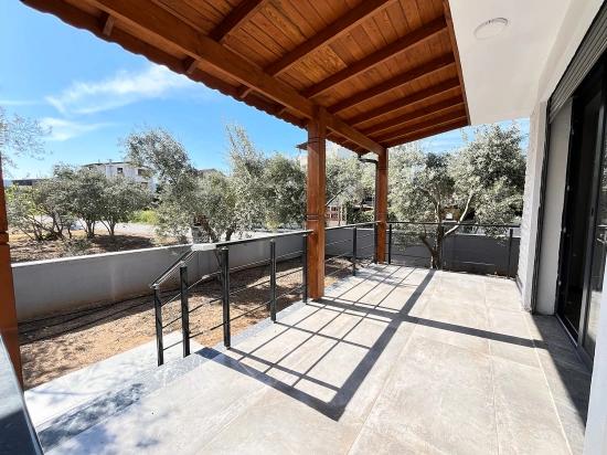 Brandneue, Freistehende 3+1-zimmer-villa Mit Großem Garten In Seferihisar Doğanbey Zu Verkaufen