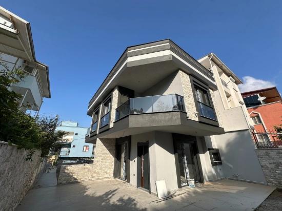 2+1 Brandneue Maisonette-villa Mit Garten Zum Verkauf Im Zentrum Von Seferihisar Ürkmez