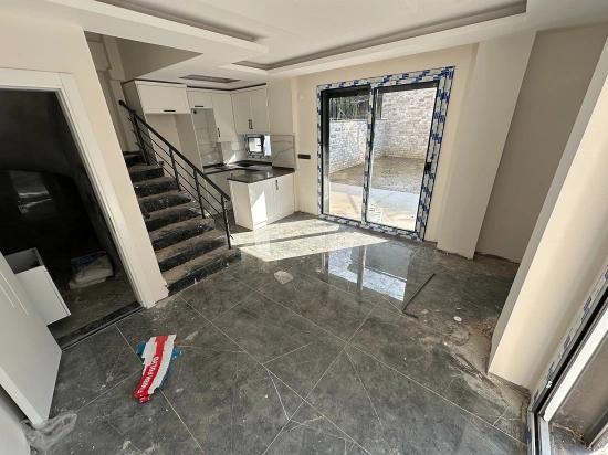 2+1 Brandneue Maisonette-villa Mit Garten Zum Verkauf Im Zentrum Von Seferihisar Ürkmez