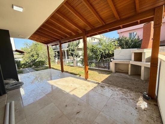 3+1 Villa Mit Brandneuem Garten In Seferihisar Doğanbey, In Meeresnähe, Zu Verkaufen
