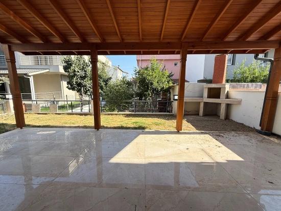 3+1 Villa Mit Brandneuem Garten In Seferihisar Doğanbey, In Meeresnähe, Zu Verkaufen