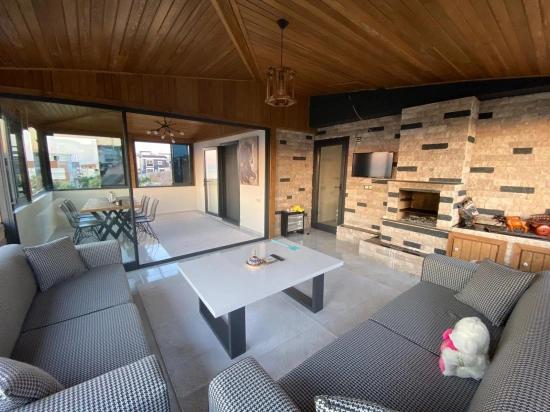 Freistehende Villa Mit 3+1 Schlafzimmern, Meerblick Und Pool In Seferihisar Doğanbey Zu Verkaufen