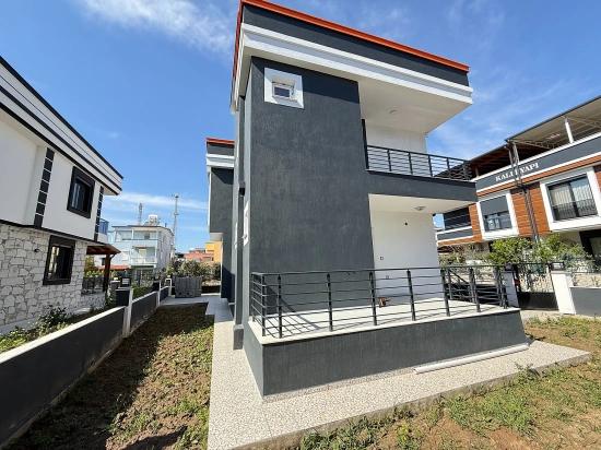 Freistehende 3+1-maisonette-villa Auf Einem 300 M2 Großen Grundstück In Seferihisar Doğanbey