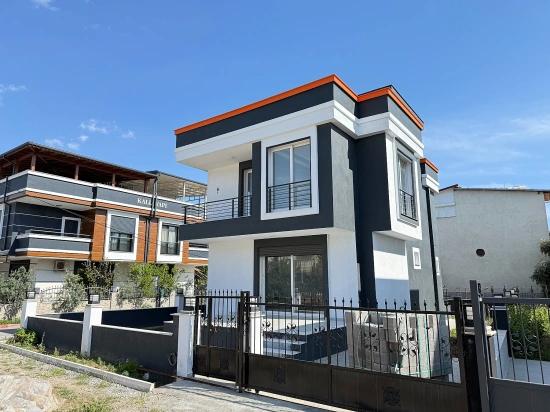 Freistehende 3+1-maisonette-villa Auf Einem 300 M2 Großen Grundstück In Seferihisar Doğanbey