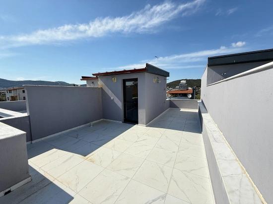 2 + 1 Brandneues Duplex-sommerhaus Zum Verkauf Im Zentrum Von Seferihisar, Doğanbey