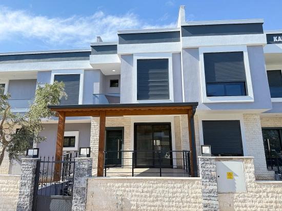 2 + 1 Brandneues Duplex-sommerhaus Zum Verkauf Im Zentrum Von Seferihisar, Doğanbey