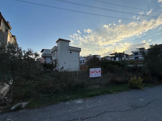 285 Quadratmeter Großes Eckgrundstück Mit Baugenehmigung In Seferihisar Doğanbey Zu Verkaufen