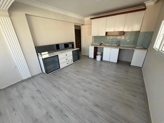 Großzügige 2+1-Zimmer-Wohnung Im Mittleren Stockwerk Im Zentrum Von Ürkmez, In Meeresnähe, Zu Verkaufen.