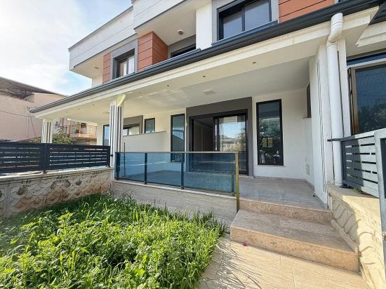 Brandneue 3+1-maisonette-villa/sommerhaus Zum Verkauf In Doğanbey, Seferihisar.