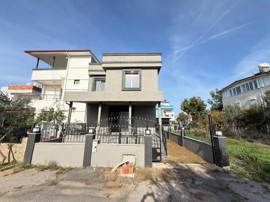 Nur Brandneue Freistehende 3+1-zimmer-villa Mit Garten In Doğanbey, Seferihisar Zu Verkaufen.