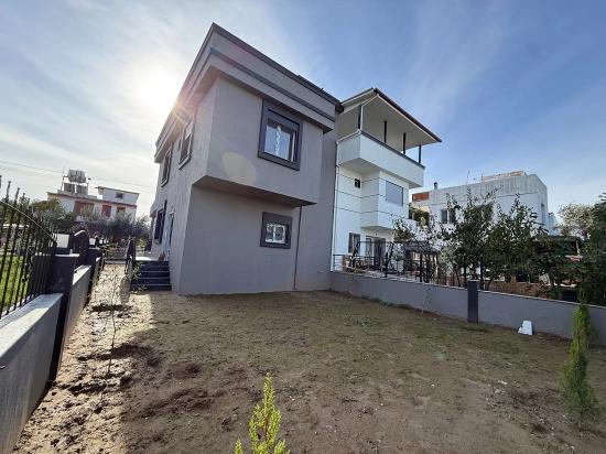 Nur Brandneue Freistehende 3+1-zimmer-villa Mit Garten In Doğanbey, Seferihisar Zu Verkaufen.