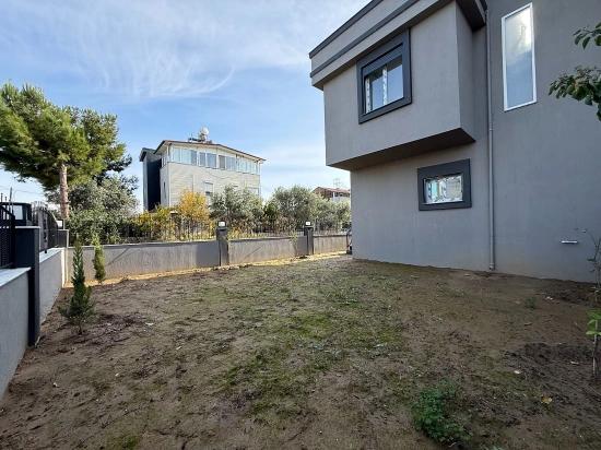 Nur Brandneue Freistehende 3+1-zimmer-villa Mit Garten In Doğanbey, Seferihisar Zu Verkaufen.