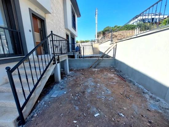 Brandneue 2+1-maisonette-villa Mit Garten Zum Verkauf In Payamlı, Seferihisar.