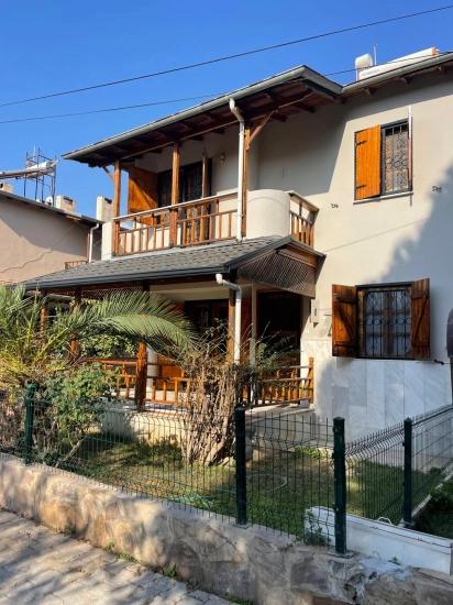 3+1 Maisonette-Villa Mit Garten In Seferihisar Ürkmez, Direkt Am Meer Zu Verkaufen.