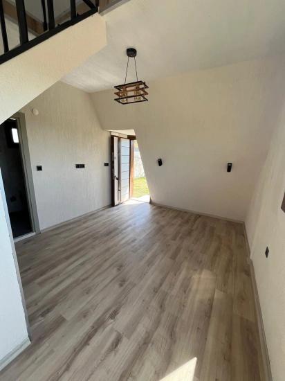 Fertiges, Freistehendes Sommerhaus Mit 2+1 Schlafzimmern In Menderes Gümüldür Zu Verkaufen, Mit Einem 200 Quadratmeter Großen Garten.