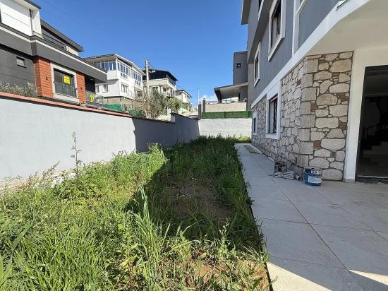 Freistehende 3+1-villa Mit Garten Zum Verkauf In Doğanbey, Seferihisar