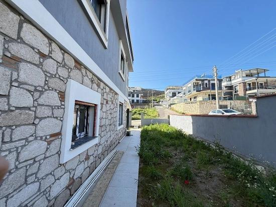 Freistehende 3+1-villa Mit Garten Zum Verkauf In Doğanbey, Seferihisar