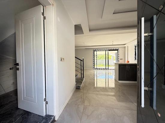 Freistehende 3+1-villa Mit Garten Zum Verkauf In Doğanbey, Seferihisar