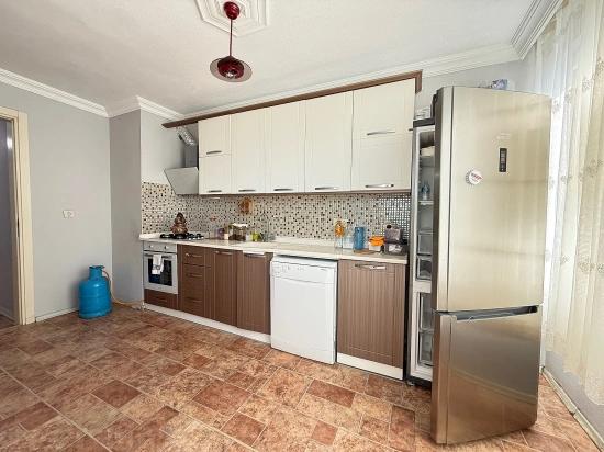 2 + 1 Zwischengeschoss, Separate Küche, 90 M² Große Wohnung Im Zentrum Von Seferihisar Ürkmez