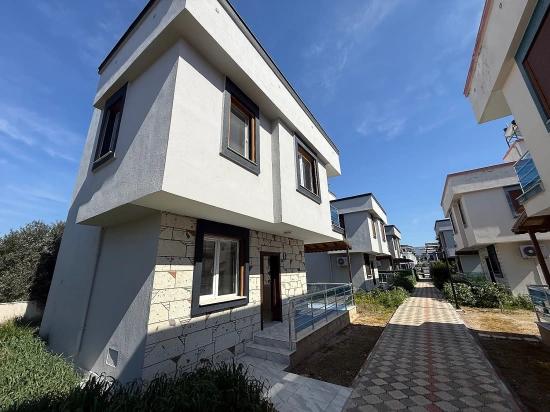 In Seferihisar Doğanbey Zu Verkaufen: Einzelnes, Unabhängiges, Großes, Gartenumschlossenes 3+1 Villenhaus