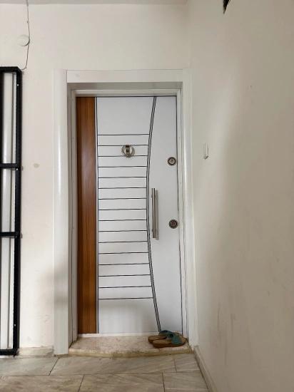 2+1 Wohnung Zum Verkauf Im Mittleren Stockwerk Im Zentrum Von Ürkmez, Seferihisar