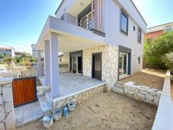 Brandneue, Freistehende Luxusvilla Mit 3 Schlafzimmern Und Einem Zusätzlichen Zimmer In Doğanbey, Seferihisar, Zu Verkaufen.