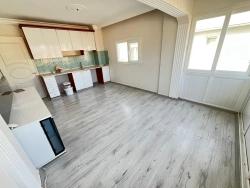 Großzügige 2+1-Zimmer-Wohnung Im Mittleren Stockwerk Im Zentrum Von Ürkmez, In Meeresnähe, Zu Verkaufen.