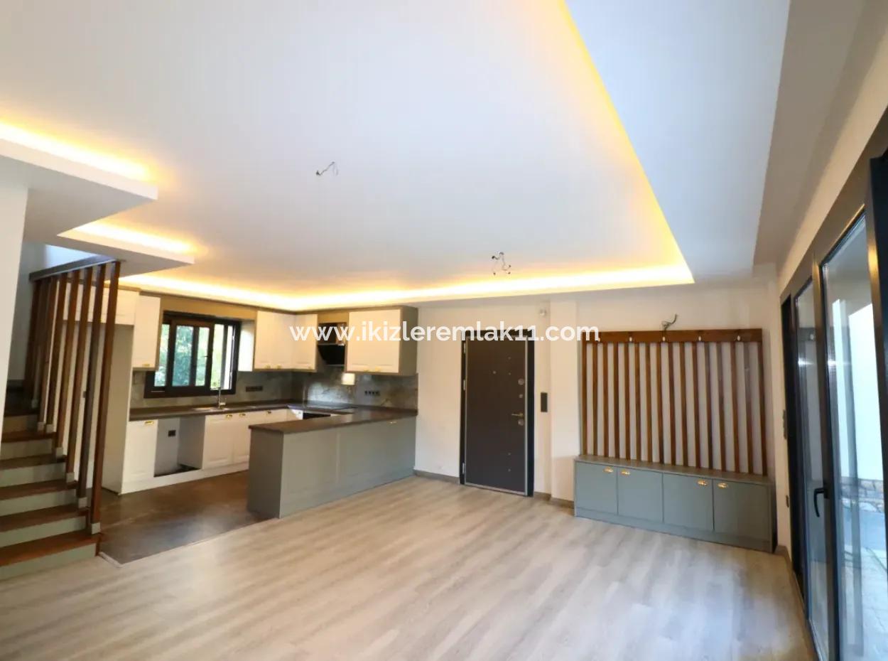 3-In-1-Maisonette-Villa Mit Null Großem Garten Zum Verkauf In Seferihisar Ürkmez
