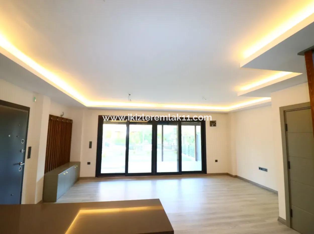 3-In-1-Maisonette-Villa Mit Null Großem Garten Zum Verkauf In Seferihisar Ürkmez