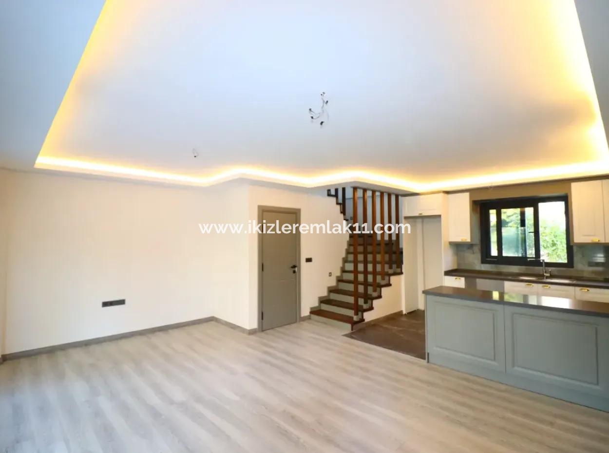 3-In-1-Maisonette-Villa Mit Null Großem Garten Zum Verkauf In Seferihisar Ürkmez