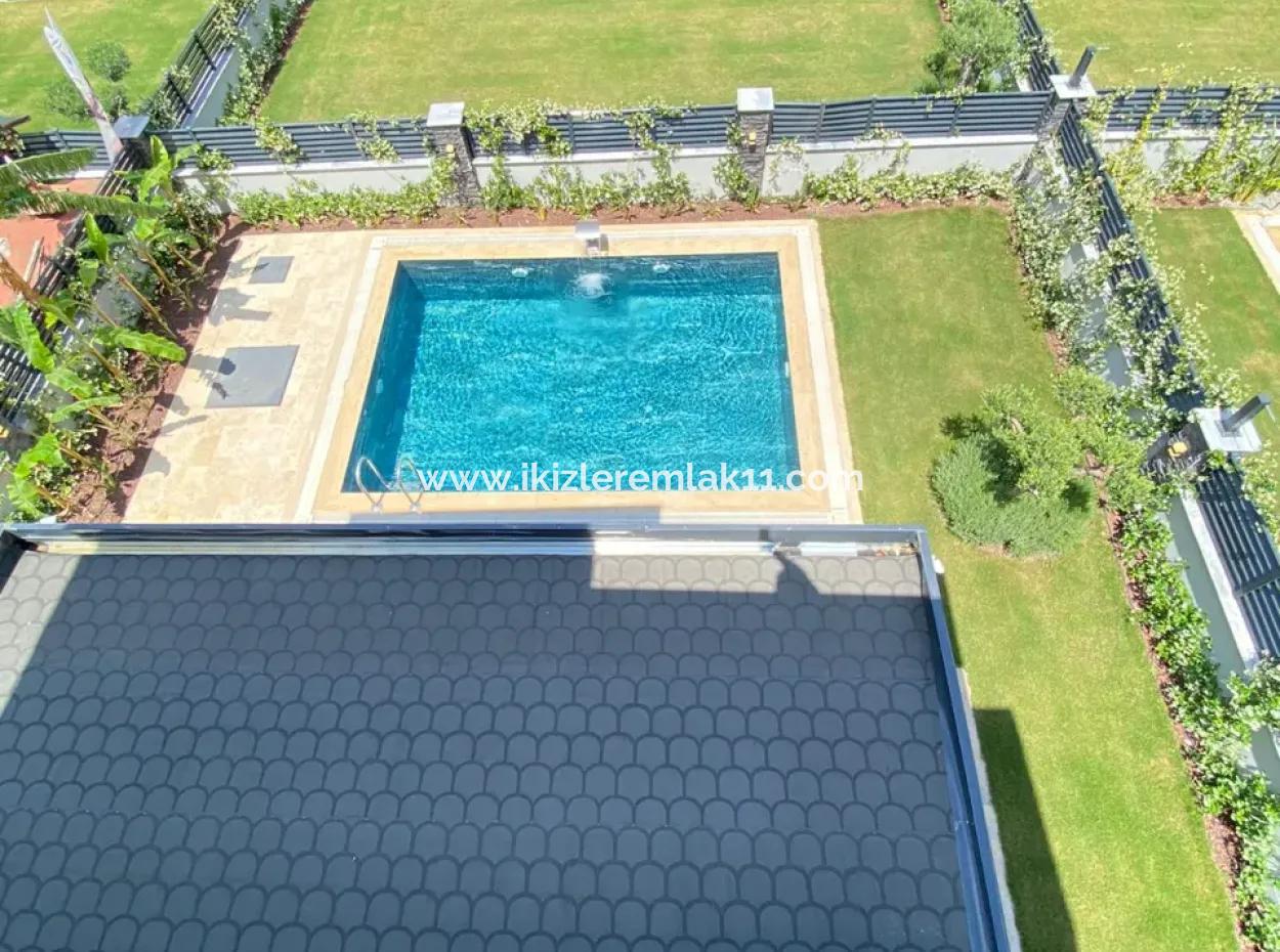 Izmir Menderes Ist Ein Einzelnes Freistehendes Ferienhaus Mit Großem Garten Und 4 1 Pool Zum Verkauf Auf Der Meerseite