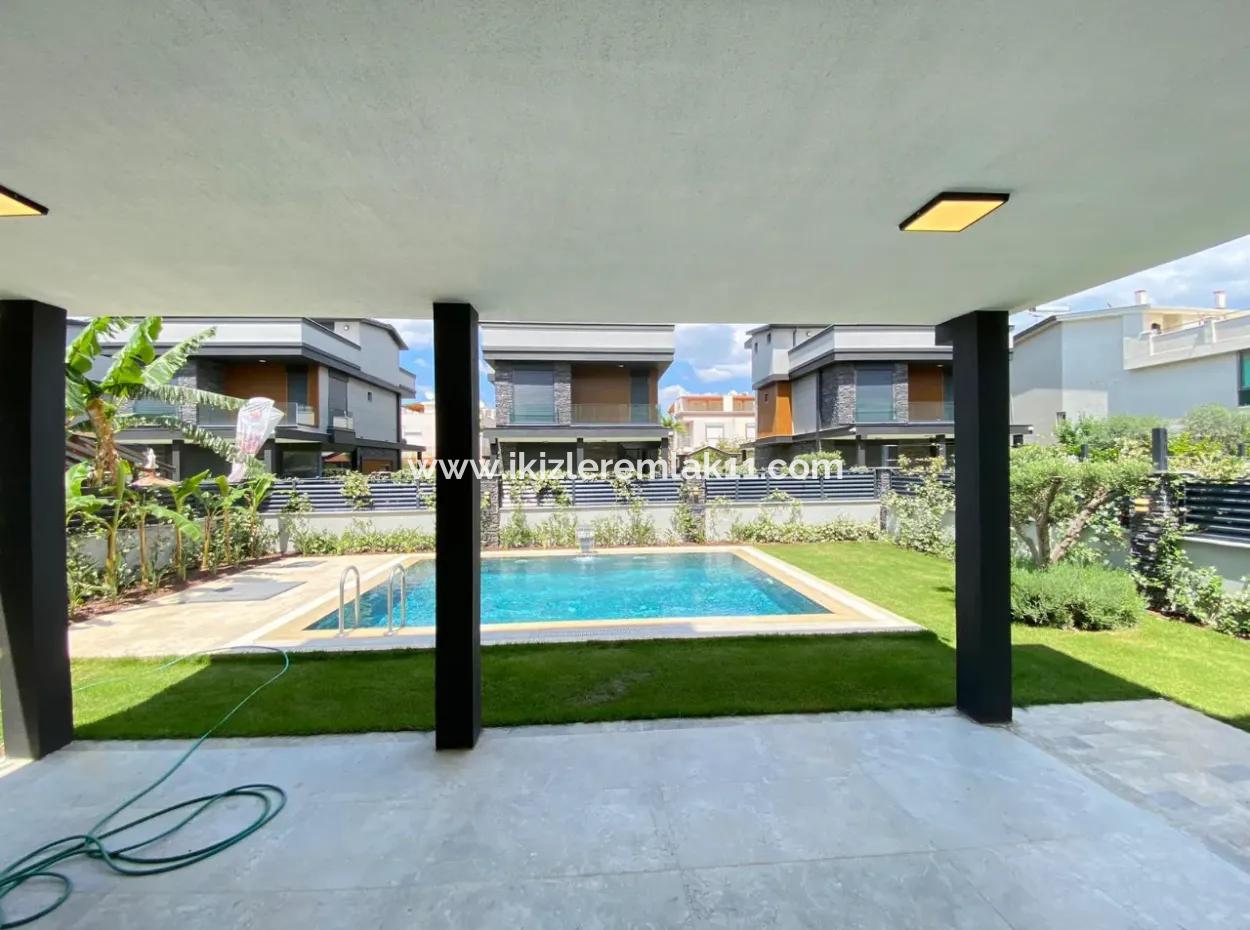 Izmir Menderes Ist Ein Einzelnes Freistehendes Ferienhaus Mit Großem Garten Und 4 1 Pool Zum Verkauf Auf Der Meerseite