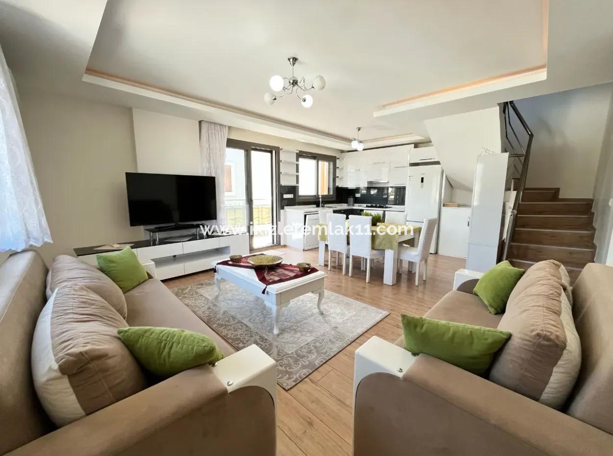 2 1 Wohnung Duplex Mit Voll Möblierter Terrasse Zum Verkauf Im Zentrum Von Ürkmez