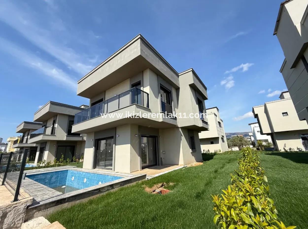 3 In 1 Villa Mit Null Pool Zum Verkauf Mit Großem Garten In Doganbey, Seferihisar