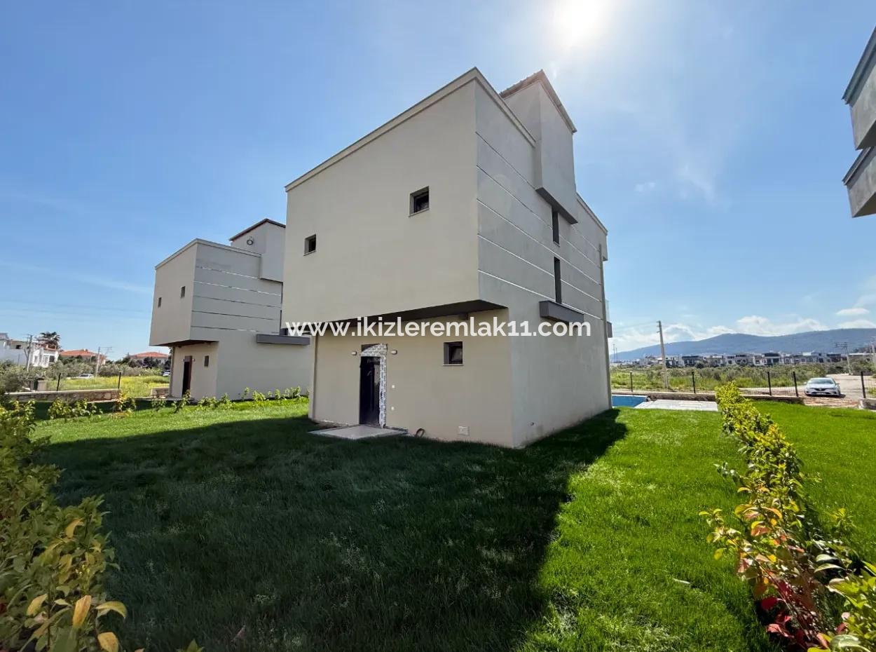 3 In 1 Villa Mit Null Pool Zum Verkauf Mit Großem Garten In Doganbey, Seferihisar