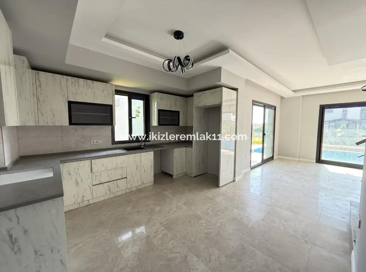 3 In 1 Villa Mit Null Pool Zum Verkauf Mit Großem Garten In Doganbey, Seferihisar