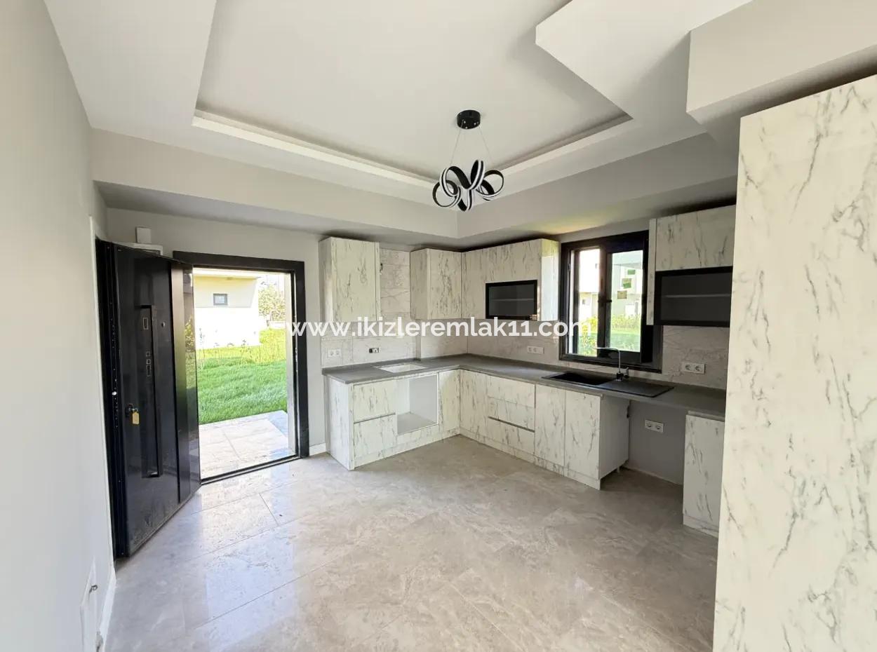 3 In 1 Villa Mit Null Pool Zum Verkauf Mit Großem Garten In Doganbey, Seferihisar