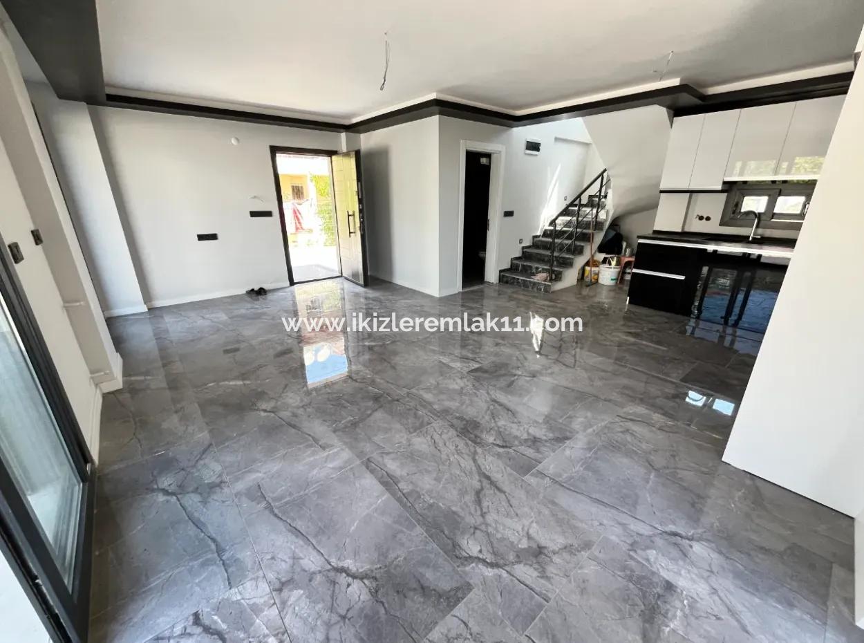 Freistehendes 3 1 Elternhaus In Einem Garten Von 390 M2 Zum Verkauf In Doganbey, Seferihisar